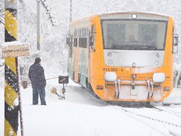 Velké problémy zpsobil sníh na eleznici. Takto to napíklad vypadalo ve...