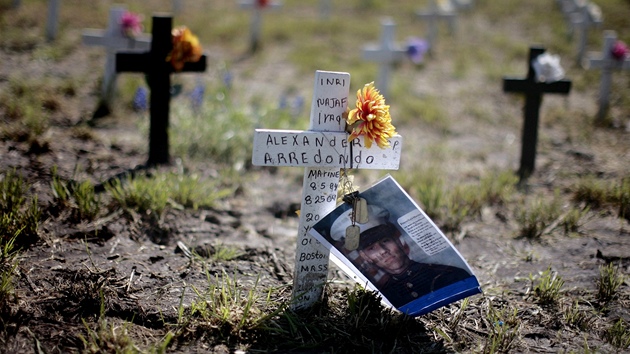 Symbolick hbitov americkch vojk zabitch v Irku nedaleko rane prezidenta George W. Bushe