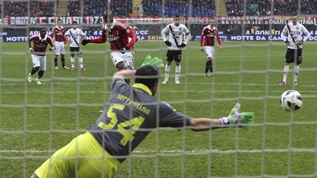 PENALTA. Italsk fotbalista Mario Balotelli z AC Miln dv gl z pokutovho kopu do st Palerma.