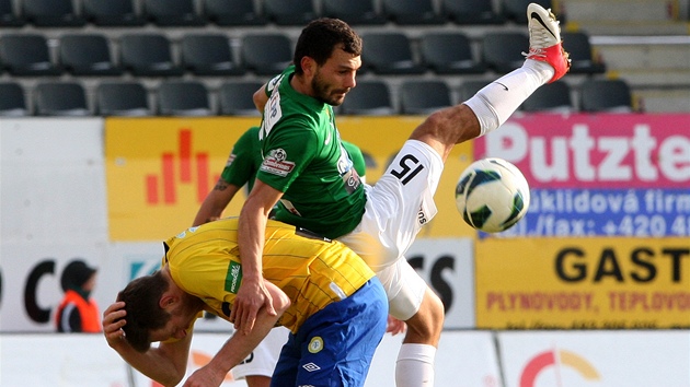 DO SEDLA! Jabloneck fotbalista Lubo Louka naskoil na teplickho soupee.