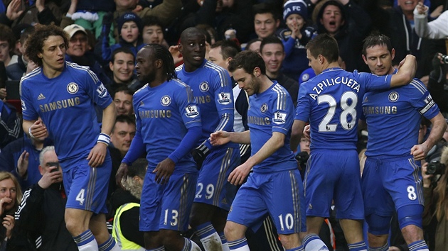 MODRÁ RADOST. Fotbalisté Chelsea se radují z gólu v utkání s West Hamem.