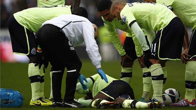 CO TI JE? Fotbalist Newcastlu se starostliv sebhli kolem zrannho spoluhre Massadio Haidary.  