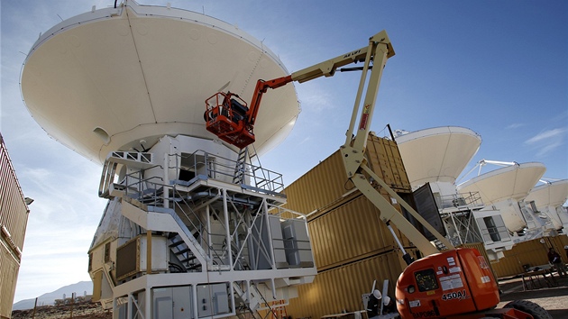 Dlnci umisuj jednu z parabolickch antn observatoe ALMA (12. bezna 2013).