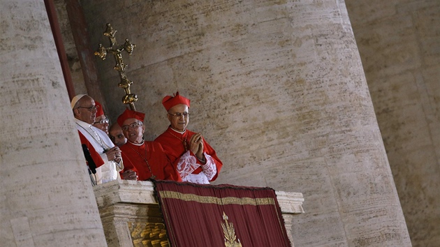 Pape Frantiek se mezi sloupovm poprv pomodlil v nov funkci.