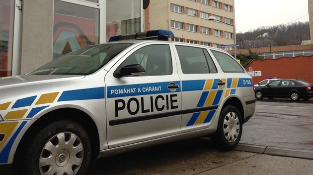 Policie ped ubytovnou ve Vrbov ulici v Praze 4, kde se zabarikdoval mu