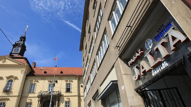 Zdevastovaná a uzavřená pasáž Jalta v centru Brna na Dominikánském náměstí.