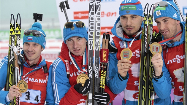 VTZN RUSOV. Biatlonov tafeta ve sloen Jevgenij Usugov, Alexandr Loginov, Anton ipulin a Dmitrij Malyko (zleva) slav triumf v zvod v Soi.