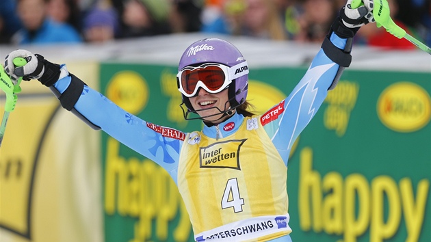 ROZPAEN RUCE. Slovinsk slalomka Tina Mazeov js po vtzstv v Ofterschwangu.