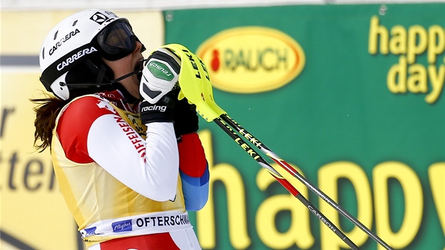 NO NE! vcarsk lyaka Wendy Holdenerov js po zisku druhho msta ve slalomovm zvod. 