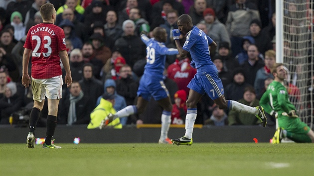 VYROVNNO. Brazilsk zlonk Ramires (vpedu) oslavuje druh gl Chelsea, kter v utkn proti Manchesteru United sm vstelil.