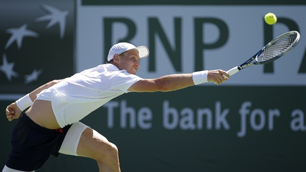 DOSHNU TAM? Tom Berdych se natahuje po mku bhem zpasu s Rafaelem Nadalem na turnaji v Indian Wells.