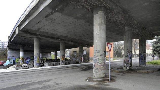 Pes most nad Meziboskou ulicí projede a 7 tisíc aut denn. 