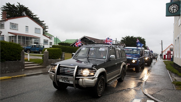 Obyvatel Falkland jedou pes msto Stanley s vyvenmi britskmi nebo falklandskmi vlajkami v pedveer referenda (9. bezna 2013)