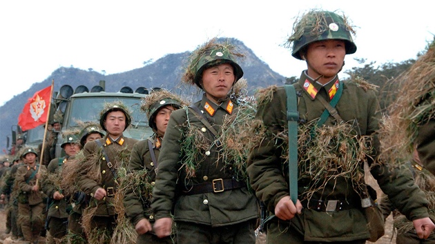Severokorejt vojci pi armdnm cvien na neupesnnm mst v KLDR. (11. bezna 2013)