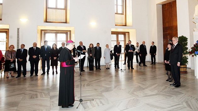 Prezident Milo Zeman pijal na Praskm hrad leny diplomatickho sboru. Na setkn ho doprovodila i manelka Ivana. (11. bezna 2013)