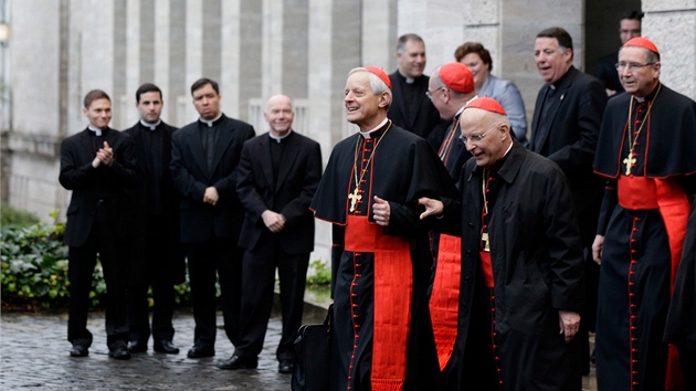 Amerit kardinlov Donald Wuerl, Timothy Dolan, Francis George a Roger Mahony odjdj do Rezidence svat Marty, kde budou volit nstupce papee Benedikta XVI. (12. bezna 2013)