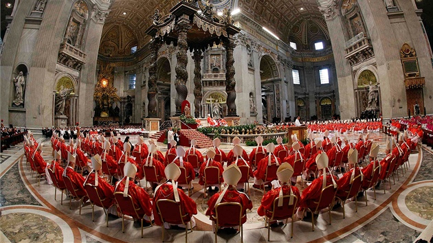 Kardinlov bhem slavnostn bohosluby v bazilice svatho Petra ped volbou novho papee. (12. bezna 2013)