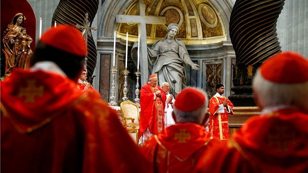 Kardinl Angelo Sodano slou mi pro ostatn kardinly, kte dnes zanaj volit novho papee. (12. bezna 2013)