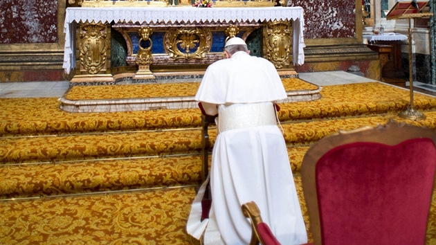 Pape Frantiek kle pi rann modlitb ped ikonou Panny Marie uvnit baziliky Santa Maria Maggiore v m.