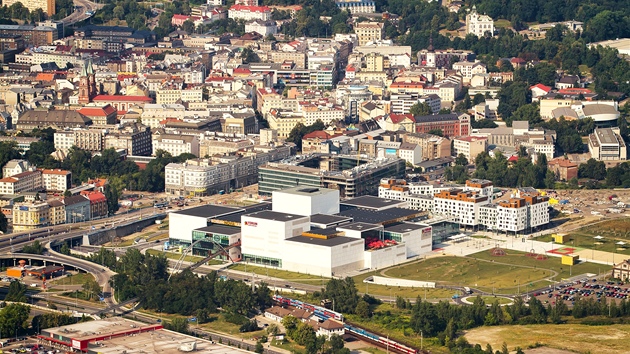 Leteck pohled na oblast Nov Karoliny, za modernmi stavbami stoj centrum Ostravy.