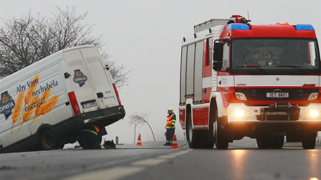 Hasii vyprouj z pkopu dodvku, kter havarovala na nled na silnici  I/37 z Chrudimi do Pardubic. asn rno tam bourala i dv osobn auta. Stet silnici uzavel. (13. 3. 2013)