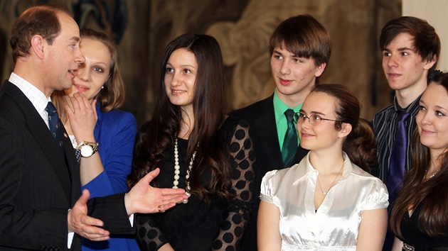 Princ Edward diskutuje s eskmi studenty v ernnskm palci. (13. 3. 2013)