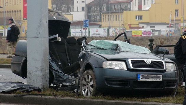 Siln nraz auto naprosto zdemoloval, spolujezdkyn prakticky nemla anci pet