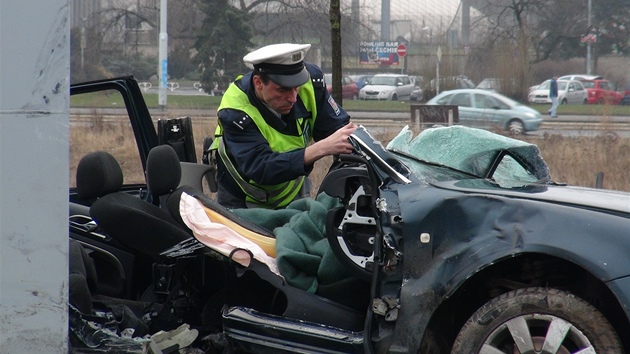 Siln nraz auto naprosto zdemoloval, spolujezdkyn prakticky nemla anci pet