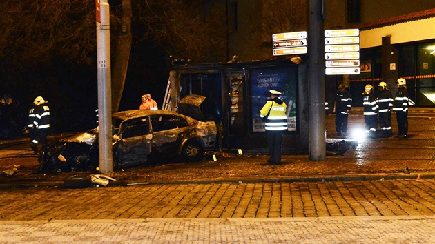 U stanice metra Malostransk v noci na pondl uhoel taxik. Od hocho auta navc chtila i nedalek trafika