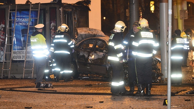 U stanice metra Malostransk v noci na pondl uhoel taxik. Od hocho auta navc chtila i nedalek trafika