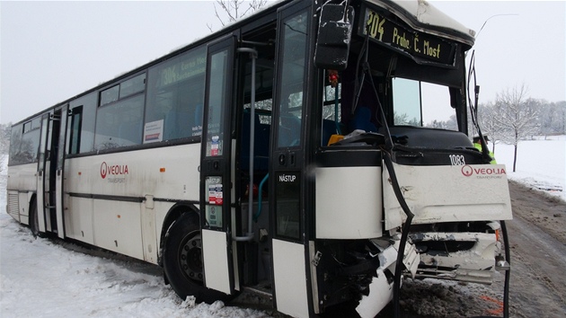 V Jirnech v ter rno na snhu havaroval linkov autobus. Ti lid se lehce zranili