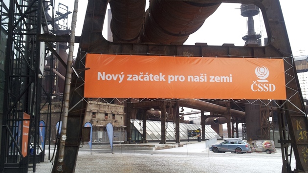 Volebn sjezd SSD se kon v bvalch vtkovickch hutch, mezi tunami oceli. Delegty vt slogan sjezdu Nov zatek pro nai zemi.