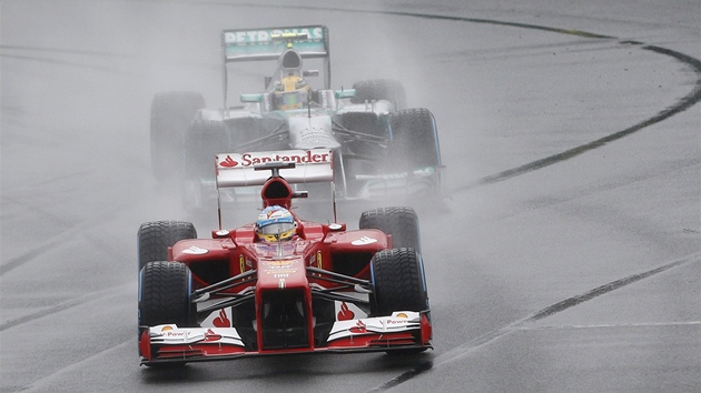 Fernando Alonso s vozem Ferrari ped Lewisem Hamiltonem na Mercedesu v kvalifikaci Velk ceny Austrlie formule 1.