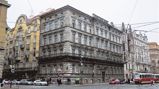 Dům v Křižovnické - Tento dům v Křižovnické ulici by mohl posloužit jako odstrašující příklad pro ostatní majitele pražských památek.