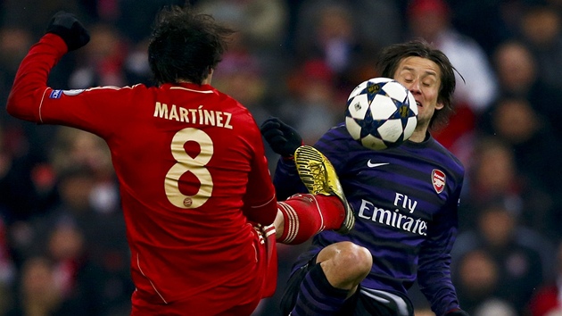 Javi Martinez z Bayernu m nohu nebezpen vysoko a zashl Tome Rosickho z Arsenalu. Sud Krlovec sprvn v duchu pravidel udlali lutou kartu.