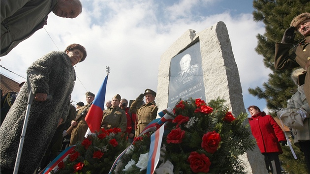 Odhalen pomnku generlu a eskoslovenskmu prezidentu Ludvku Svobodovi v jeho rodnm Hroznatn na Tebsku.