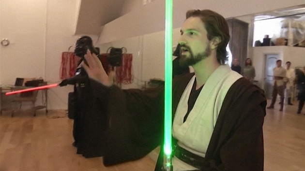 Instruktor Alain Block u zjemce bojovat se svtelnm meem ryt Jedi. 
