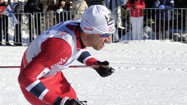 Petter Northug na trati zvodu na 15 kilometr klasickou technikou v Lahti. 