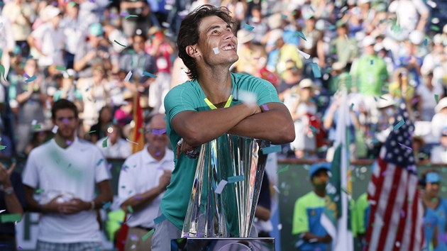 IVOT JE KRÁSNÝ. Rafael Nadal s irokým úsmvem pózuje s trofejí pro vítze