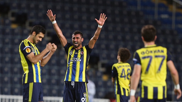 Fotbalist Fenerbahce Istanbul se raduj z postupu do tvrtfinle Evropsk ligy.