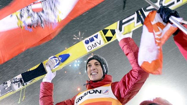 Rakouský skokan na lyích  Gregor Schlierenzauer se raduje z celkového triumfu