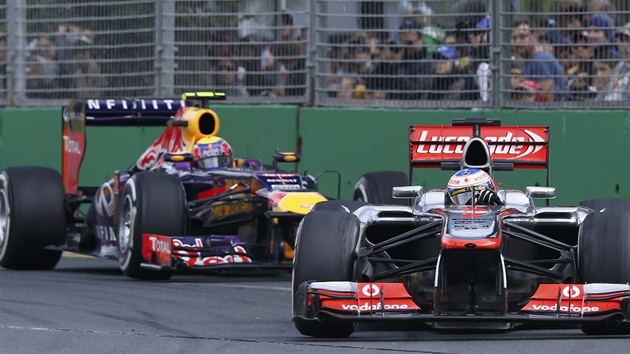 Jenson Button z McLarenu (vpravo) ped Markem Webberem z Red Bullu pi Velk cen Austrlie F1.