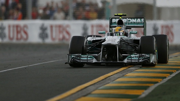 Lewis Hamilton z Mercedesu na trati Velk ceny Austrlie.