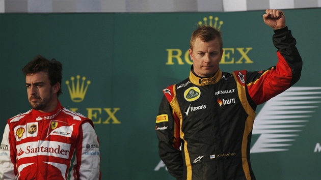 Stupn vtz Velk ceny Austrlie formule 1: vtz Kimi Rikknen (uprosted), druh Fernando Alonso (vlevo) a tet Sebastian Vettel.