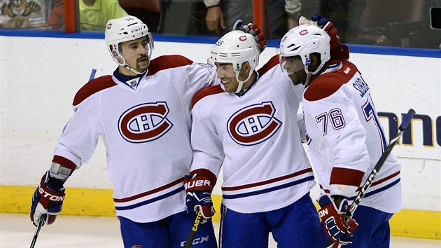 Montrealt hokejist (zleva) Tom Plekanec, Francis Bouillon a P. K. Subban slav gl.