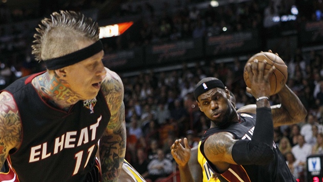 BIRDMAN NA LOVU. Chris Andersen (vlevo) z Miami sleduje, kterak jeho spoluhr LeBron James doskoil v duelu s Indianou.