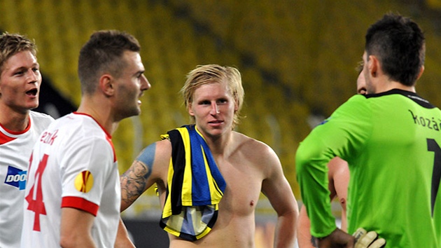 Plzet fotbalist se lou s Evropskou ligou, zstali na tt Fenerbahce Istanbul. Zcela vpravo glman Mat Kozik.