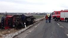 Nákladní auto se srazilo s osobákem.