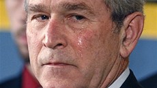 Americký prezident George Bush pláe bhem vyznamenání mariáka Jasona Dunhama,