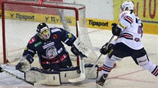 Liberecký brankář Marek Schwarz kryje chomutovskou šanci. Liberecký brankář Marek Schwarz kryje chomutovskou šanci.